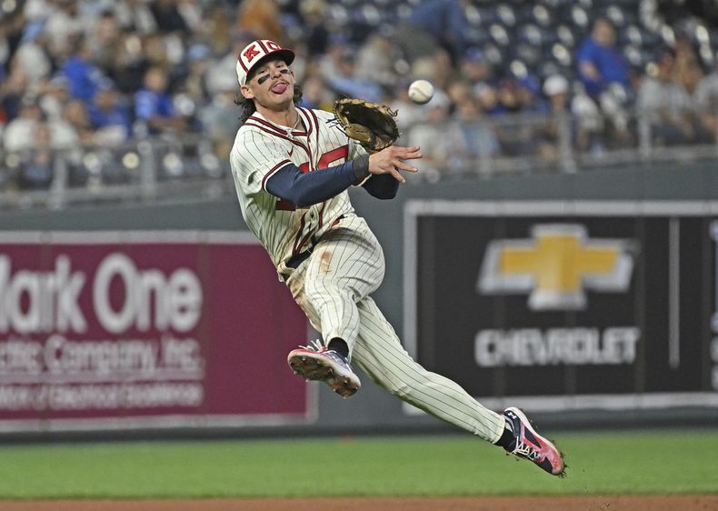 Bobby Witt Jr., de los Reales de Kansas City, lanza a primera en el juego del sábado 16 de septiembre de 2023 (AP Foto/Peter Aiken)