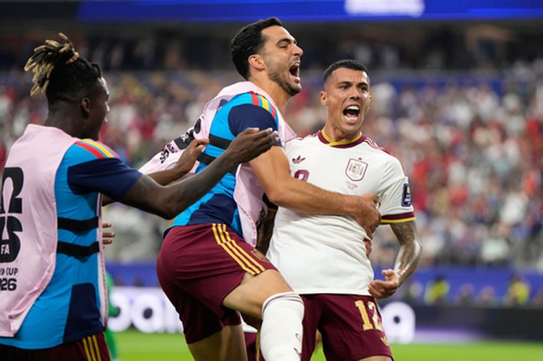Pedro Porro (derecha) festeja con Mikel Merino y Nico Williams tras anotar el segundo gol de España ante Francia en la semifinal del Mundial, el martes 14 de julio de 2026, en Arlington, Texas. (AP Foto/Ashley Landis)