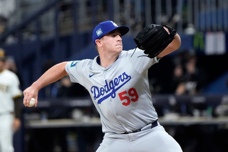 ARCHIVO - Evan Phillips, relevista de los Dodgers de Los Ángeles, trabaja desde el plato en la novena entrada del juego inaugural contra los Padres de San Diego en el Gocheok Sky Dome, el 20 de marzo de 2024, en Seúl, Corea del Sur. (AP Foto/Ahn Young-joon, Archivo)