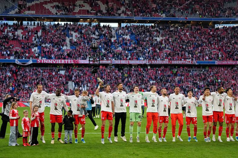Los jugadores el Bayern Múnich celebran tras coronarse campeones de la Bundesliga, el domingo 19 de abril de 2026, en Múnich. (AP Foto/Matthias Schrader)