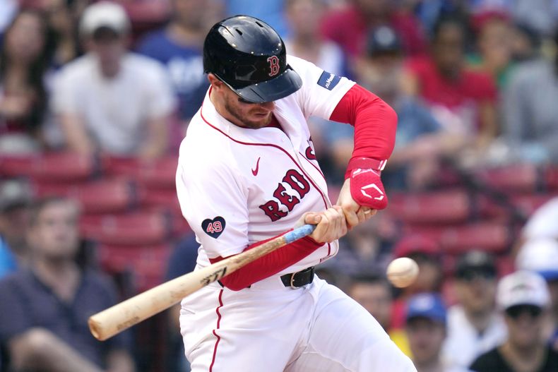 Danny Jansen de los Medias Rojas de Boston batea ante los Azulejos de Toronto, el lunes 26 de agosto de 2024, en Boston. (AP Foto/Charles Krupa)