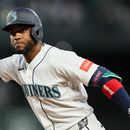 Víctor Robles, de los Marineros de Seattle, reacciona tras conectar un sencillo productor de una carrera en la séptima entrada de un partido de béisbol contra los Angelinos de Los Ángeles, el martes 30 de junio de 2026, en Seattle. (Foto AP/Kevin Ng)