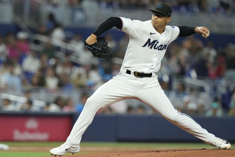 Jesús Luzardo (44) de los Marlins de Miami lanza ante los Tigres de Detroit, el domingo 30 de julio de 2023, en Miami. (AP Foto/Marta Lavandier)