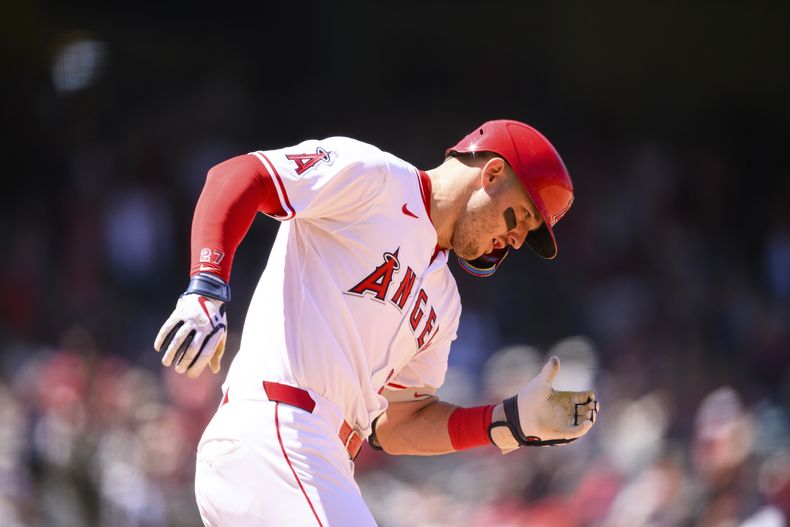 Mike Trout, de los Angelinos de Los Ángeles, corre después de batear un jonrón durante la quinta entrada del juego de béisbol de Grandes Ligas contra los Marineros de Seattle, el domingo 27 de julio de 2025, en Anaheim, California. (AP Foto/William Liang)
