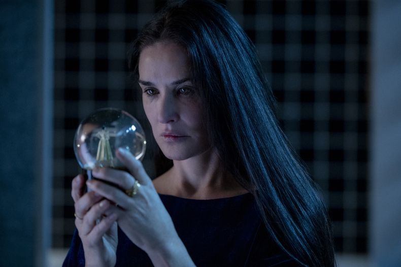 Esta imagen proporcionada por Mubi muestra a Demi Moore en una escena de The Substance. (Mubi via AP)