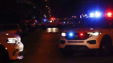 La policía investiga en la calle 56 después de que varias personas fueron baleadas el lunes 3 de julio de 2023, en el suroeste de Filadelfia. (Yong Kim/The Philadelphia Inquirer vía AP)