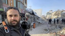 En esta fotografía proporcionada por Reuters, Issam Abdallah, camarógrafo de la agencia de noticias, posa para una fotografía mientras trabajaba en Maras, Turquía, el 11 de febrero de 2023. (Issam Abdallah/Reuters via AP)