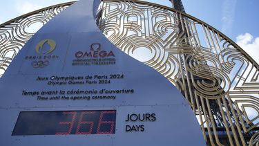El reloj muestra la cuenta regresiva de 366 días, a un año de la inauguración de los Juegos Olímpicos de 2024, el miércoles 26 de julio de 2023, en París. (AP Foto/Christophe Ena)
