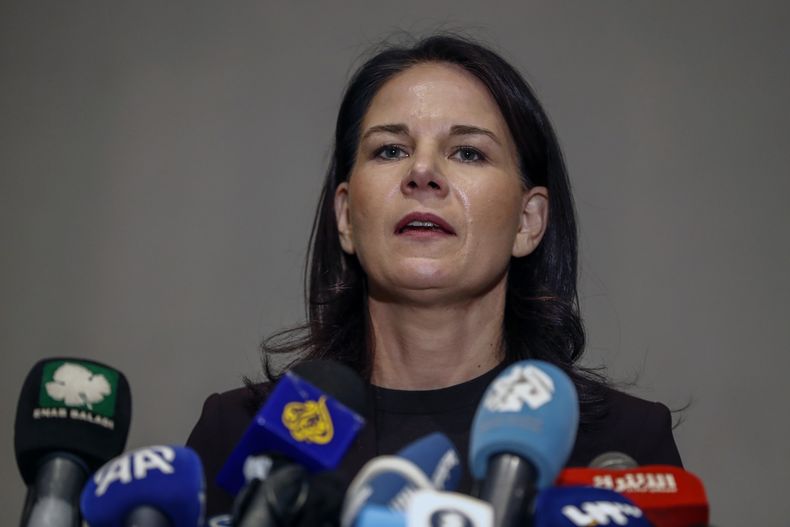 ARCHIVO - La ministra de Relaciones Exteriores de Alemania, Annalena Baerbock, habla en conferencia de prensa en Damasco, Siria, el jueves 20 de marzo de 2025. (AP Foto/Omar Sanadiki, archivo)