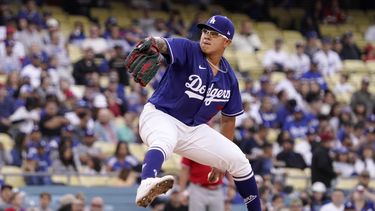 Julio Urías tendrá grandes zapatos que llenar con Dodgers