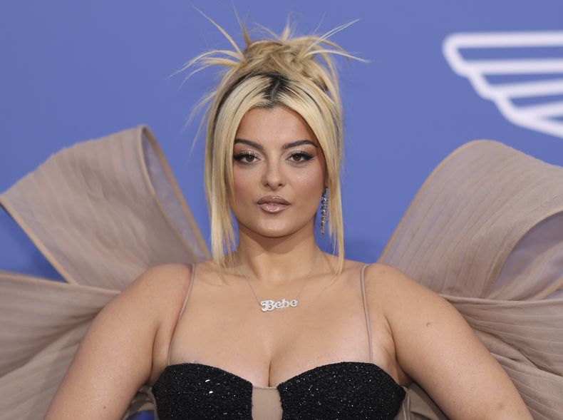 ARCHIVO - Bebe Rexha posa a su llegada a la gala benéfica amfAR Cinema Against AIDS en el Hotel du Cap-Eden-Roc en la 76a edición del Festival Internacional de Cine de Cannes, en Cap dAntibes, en el sur de Francia, el 25 de mayo de 2023. La estrella pop Bebe Rexha fue golpeada en la cara y herida con un teléfono celular lanzado desde el público durante un concierto en Nueva York, el domingo 18 de junio por la noche, y un hombre fue arrestado, dijo la policía. (Foto Vianney Le Caer/Invision/AP, archivo)
