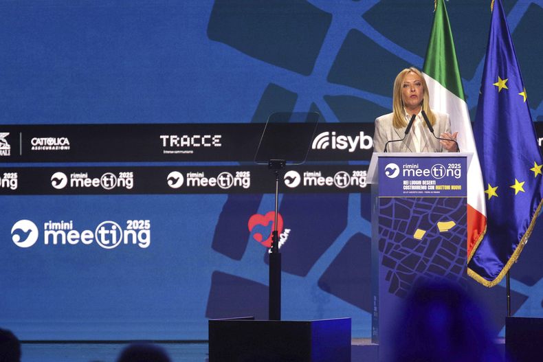 La primera ministra de Italia, Giorgia Meloni, habla en la Reunión de Rímini en Rímini, Italia, el miércoles 27 de agosto de 2025. (Davide Gennari/LaPresse vía AP)