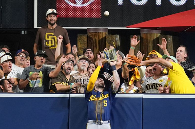 El jardinero central de los Cerveceros de Milwaukee, Garrett Mitchell, atrapa un batazo conectado por Manny Machado, de los Padres de San Diego, durante la octava entrada del cuarto juego de la serie divisional de la Liga Nacional de béisbol, el miércoles 7 de octubre de 2026, en San Diego. (Foto AP/Gregory Bull)