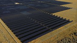 ARCHIVO - Una granja solar en Mona, Utah, el 9 de agosto de 2022. (AP Foto/Rick Bowmer, Archivo)