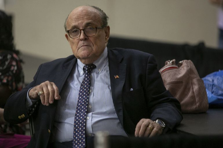 Fuente AP: Panel de cámara baja interroga a Giuliani