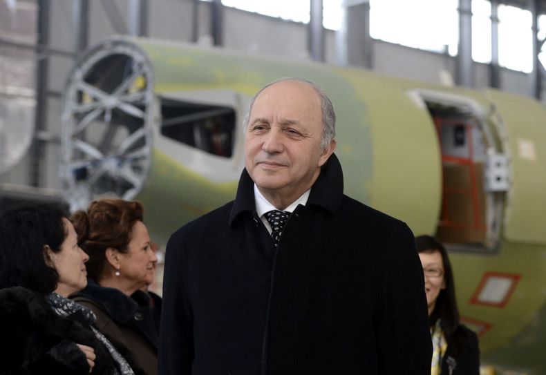 El ministro franc&eacute;s del Exterior, Laurent Fabius, visita la f&aacute;brica de Airbus en Tianjin, China, el lunes 24 de febrero de 2014. Airbus dijo el mi&eacute;rcoles que sus beneficios netos se incrementaron 22% y alcanzaron 1.470 millones de eur