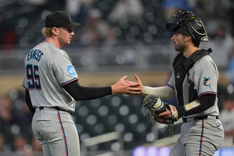 Josh Ekness, relevista de los Marlins de Miami, festeja con el catcher Joe Mack, tras el duelo del miércoles 13 de mayo de 2026, ante los Mellizos de Minnesota (AP Foto/Abbie Parr)