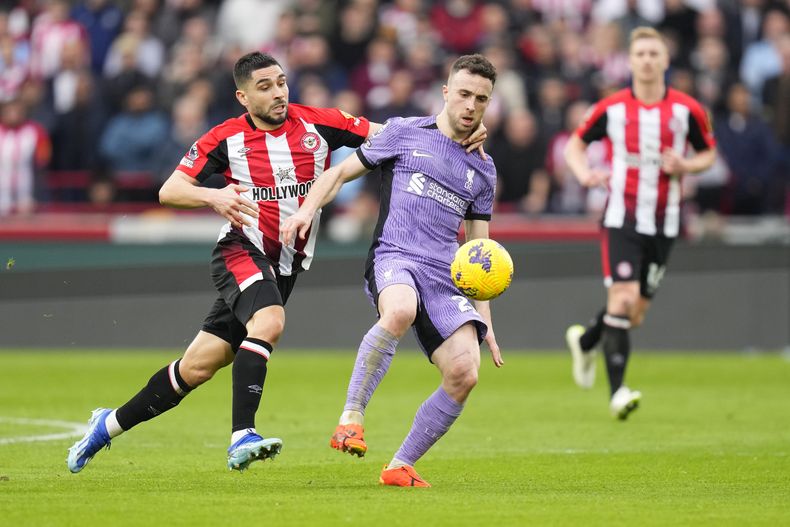 Diogo Jota de Liverpool pugna por el balón con Neal Maupay de Brentford durante el partido de la Liga Premier, el sábado 17 de febrero de 2024, en Londres. (AP Foto/Kirsty Wigglesworth)