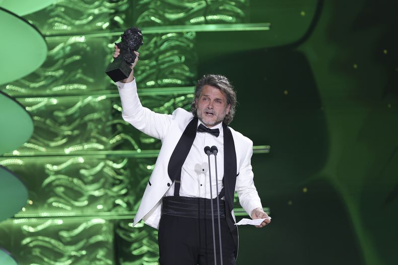 Salva Reina recibe el premio a mejor actor de reparto por El 47 durante la 39ª ceremonia de los Premios Goya en Granada, España, el sábado 8 de febrero de 2025, en Granada. (Foto AP/Fermin Rodriguez)