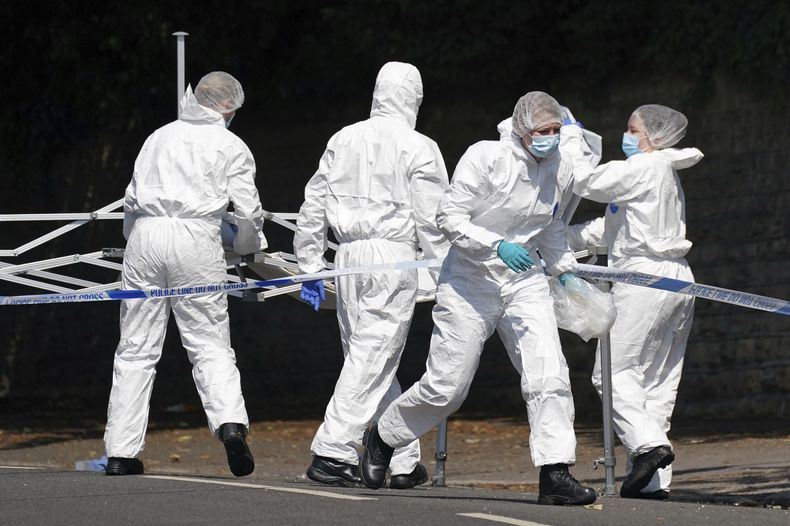 La policía investiga el ataque en Nottingham, Inglaterra, el 13 de junio de 2023. (Jacob King/PA via AP)