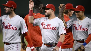 Schwarber logra 2 jonrones; Filis aplastan a Nacionales
