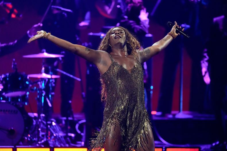 Liniker durante su presentación en los Latin Grammy 2025 el jueves 13 de noviembre de 2025 en el MGM Grand de Las Vegas. (Foto AP/Chris Pizzello)
