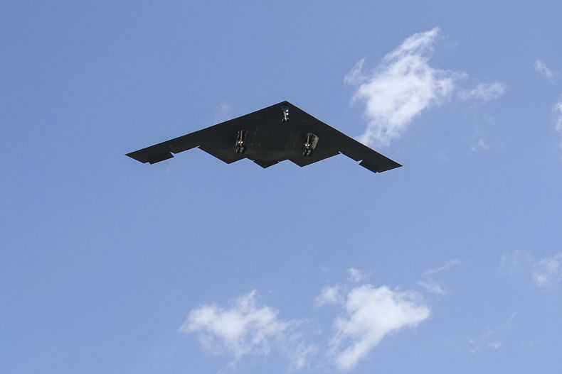 Un bombardero B-2 llega a la Base Aérea Whiteman, Missouri, el domingo 22 de junio de 2025. (AP Foto/David Smith)