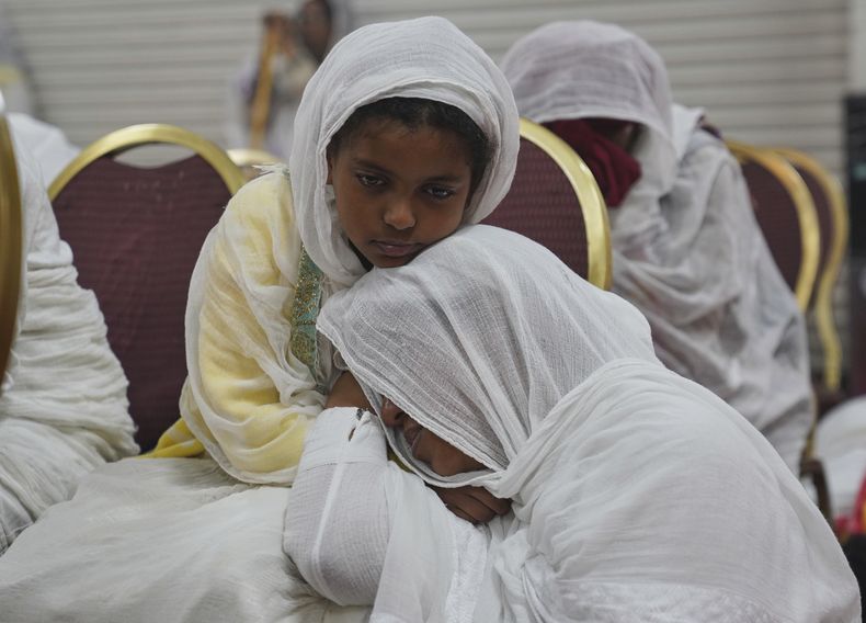 Feligreses rezan durante un servicio en la iglesia Reese Adbarat Debre Selam Kidist Mariam, una iglesia ortodoxa etíope Tewahedo, en Washington, D.C., el sábado 5 de abril de 2025. (AP Foto/Jessie Wardarski)