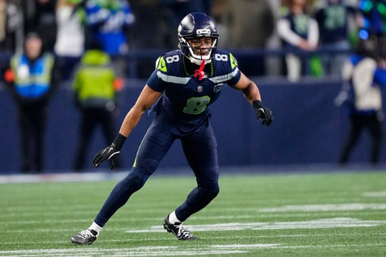 ARCHIVO - El safety Coby Bryant (8), de los Seahawks de Seattle, se alista durante el Juego de Campeonato de la NFC, el 25 de enero de 2026, en Seattle. (AP Foto/Ben VanHouten, Archivo)