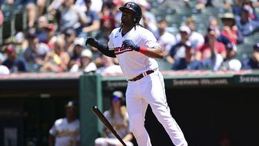 Josh Bell de los Guardianes de Cleveland observa su jonrón ante los Atléticos de Oakland, el jueves 22 de junio de 2023. (AP Foto/David Dermer)