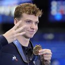 El francés Leon Marchand tras ganar la medalla de oro en los 200 metros combinados en el Mundial de natación, el jueves 27 de julio de 2023. (AP Foto/Lee Jin-man)