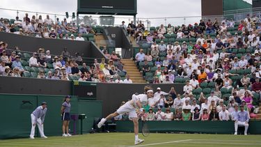 Andrey Rublev, de Rusia, saca frente a Aslan Karatsev, también de Rusia, en su partido de individuales en el torneo de Wimbledon en el Dia 4 de actividad, en Londres, el jueves 6 de julio de 2023. (AP Foto/Alberto Pezzali)