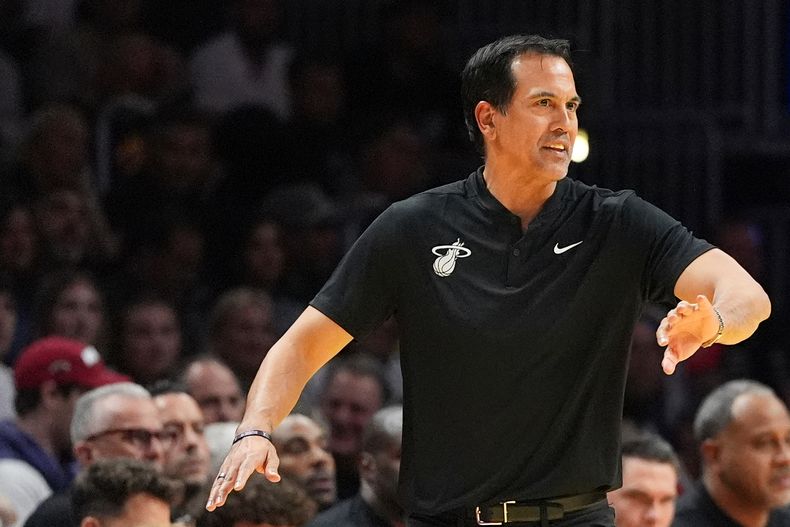 Erik Spoelstra, entrenador del Heat de Miami, da indicaciones durante el partido de la Copa NBA ante los Bucks de Milwaukee, el miércoles 26 de noviembre de 20225 (AP Foto/Rebecca Blackwell)