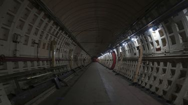 Una vista general de un túnel durante una gira de prensa en los túneles construidos durante la segunda guerra mundial en Londres, el jueves 19 de junio de 2025. (Foto AP/Joanna Chan)