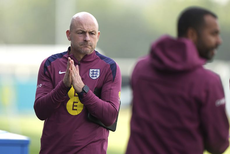 El entrenador interino de la selección inglesa Lee Carsley durante una sesión de entrenamiento en St. Georges Park en Burton-on-Trent, Reino Unido el viernes 6 de septiembre del 2024. (Joe Giddens/PA via AP)