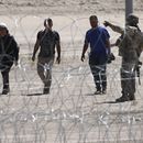 Migrantes esperan a las autoridades estadounidenses en la frontera entre EEUU y México, visto desde Ciudad Juárez, México, el miércoles 10 de mayo de 2023. (AP Foto/Christian Chávez, Archivo)