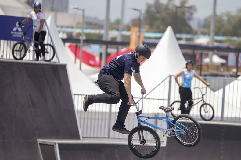 Hannah Roberts, de Estados Unidos, compite en la final del ciclismo BMX freestyle de los Juegos Panamericanos en Santiago, Chile, sábado 5 de noviembre de 2023. (AP Foto/Martin Mejia)