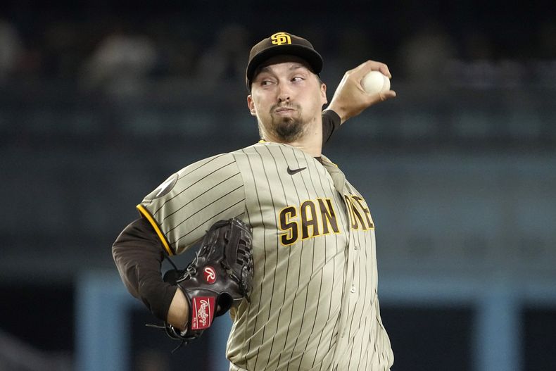 ARCHIVO - En foto del miércoles 13 de septiembre del 2023, Blake Snell de los Padres de San Diego lanza ante los Dodgers de Los Ángeles. El martes 19 de marzo del 2024, Snell firma por 2 años con los Gigantes de San Francisco. (AP Foto/Mark J. Terrill)