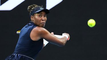 ARCHIVO - Venus Williams devuelve ante Olga Danilovic en la primera ronda del Abierto de Australia, el 18 de enero de 2026, en Melbourne. (AP Foto/Aaron Favila)