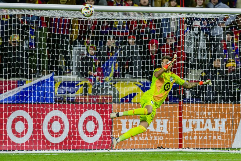 Dayne St. Clair, arquero del Minnesota United, observa el impacto del balón contra el travesaño, en el penal decisivo de una tanda ante Real Salt Lake, el martes 29 de octubre de 2024 (AP Foto/Tyler Tate)