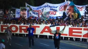 regimen cubano califico de: monologo anexionista la protesta del opositor con una bandera estadounidense