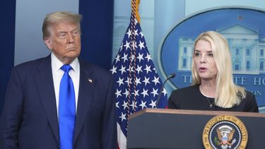 La secretaria de Justicia, Pam Bondi, habla con la prensa mientras la escucha el presidente Donald Trump, el viernes 27 de junio de 2025, en la sala de prensa de la Casa Blanca, en Washington. (AP Foto/Jacquelyn Martin)