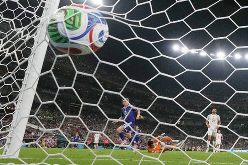 El japonés Junya Ito (14) marca el tercer gol ante el portero de Túnez, Aymen Dahmen (16), durante el partido de fútbol del Grupo F de la Copa del Mundo entre Túnez y Japón en Guadalupe, cerca de Monterrey, México, el sábado 20 de junio de 2026. (Foto AP/Dolores Ochoa)