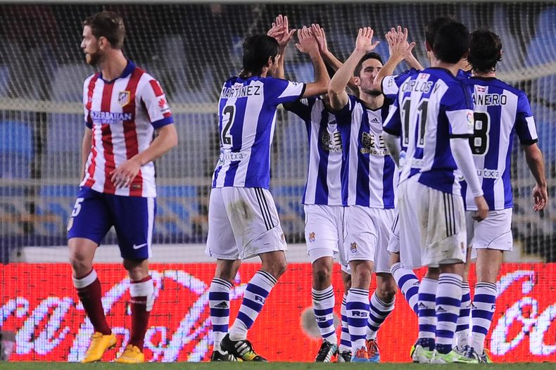 Los jugadores de la Real Sociedad festejan su segundo gol frente al Atl&eacute;tico de Madrid en un cotejo de liga disputado el domingo 9 de noviembre de 2014, en San Sebasti&aacute;n. El lunes 10, la Real Sociedad anunci&oacute; la contrataci&oacute;n de