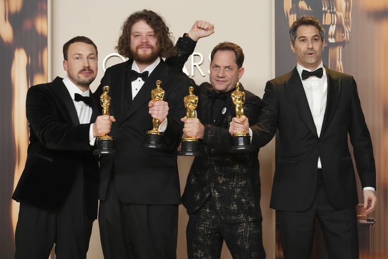 De izquierda a derecha, Gints Zilbalodis, Matiss Kaza, Ron Dyens y Gregory Zalcman, ganadores del premio a la mejor película de animación por Flow, posan en la sala de prensa de los Oscar el domingo 2 de marzo de 2025 en el Dolby Theatre de Los Ángeles. (Foto Jordan Strauss/Invision/AP)