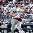 Chris Sale sufre fractura, descartado por el resto de 2022