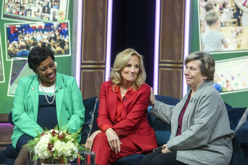 La primera dama Jill Biden (cent) junto con Becky Pringle, presidenta de la Asociación Nacional de la Educación (izq) y Randi Weingarten, presidenta de la Federación de Maestros (der) en un evento de agradecimiento en el complejo de la Casa Blanca en Washington el 16 de diciembre del 2024. (AP foto/Rod Lamkey, Jr.)