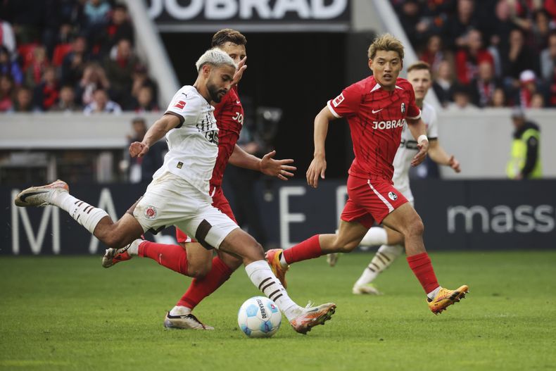 Elias Saad del St. Paulo anota el tercer gol de su equipo en el encuentro ante el Freiburg de la Bundesliga el sábado 28 de septiembre del 2024. (Philipp von Ditfurth/dpa via AP)