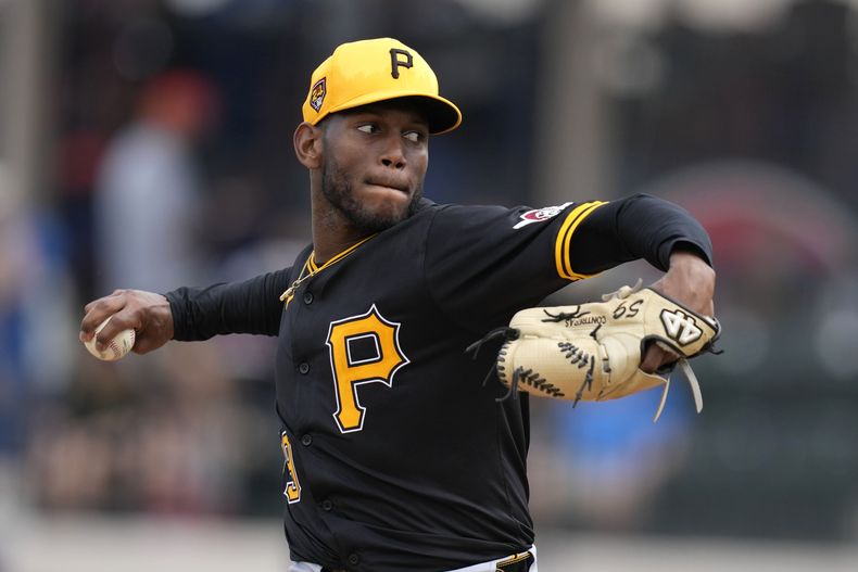 ARCHIVO - Foto del 2 de marzo del 2024, el pitcher de los Piratas de Pittsburgh Roansy Contreras lanza en la segunda entrada del juego de exhibición ante los Tigres de Detroit. El jueves 16 de mayo del 2024, los Piratas envían al dominicano a los Angelinos de Los Ángeles (AP Foto/Charlie Neibergall, Archivo)