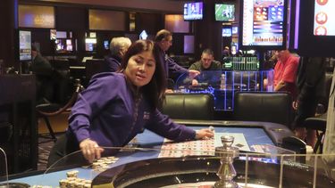 Una crupier a cargo de un juego de ruleta en el casino Harrahs, el sábado 29 de septiembre de 2023, en Atlantic City, Nueva Jersey. (AP Foto/Wayne Parry)